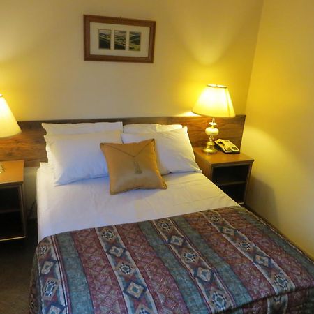 Siesta Motel Olds Номер фото
